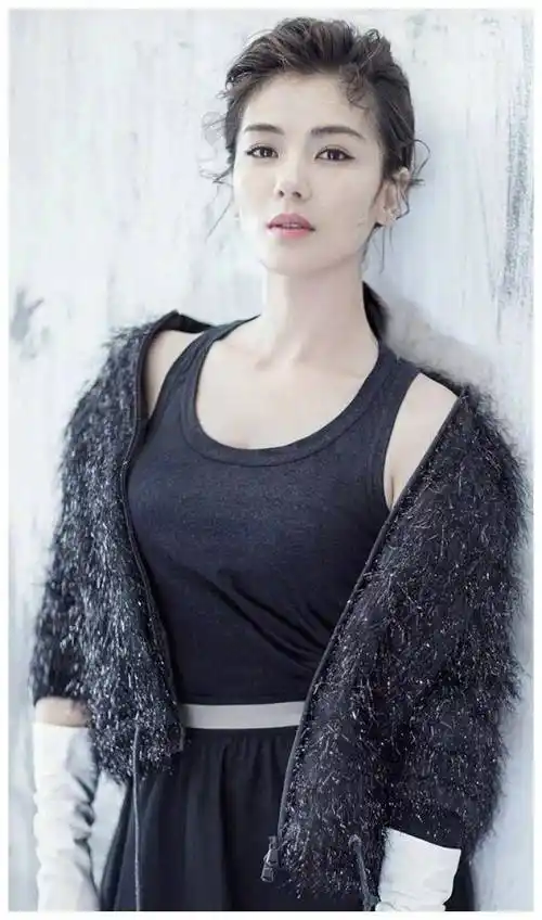 赵丽颖最新动态引热议!嘴歪脸僵牙齿白,是过度医美还是整容了?