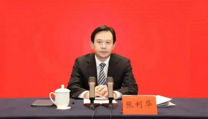 张利华强调,要更好把握时与势,牢牢把"项目定乾坤"融入思想最深处.