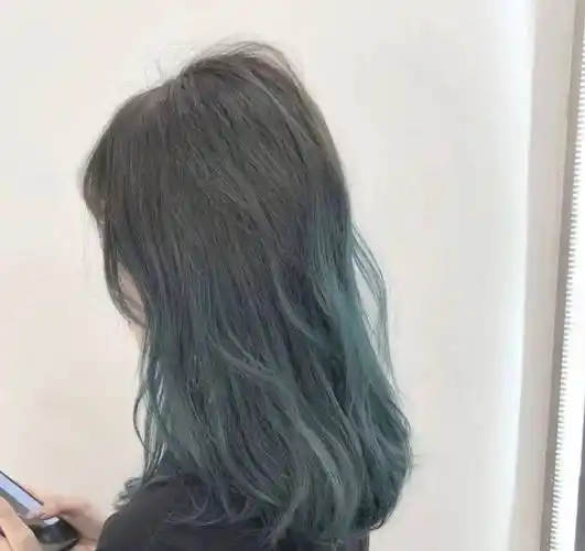 它的颜色犹如奶茶一样,特别显白,完全不挑肤色,服装也特别好搭配,染完