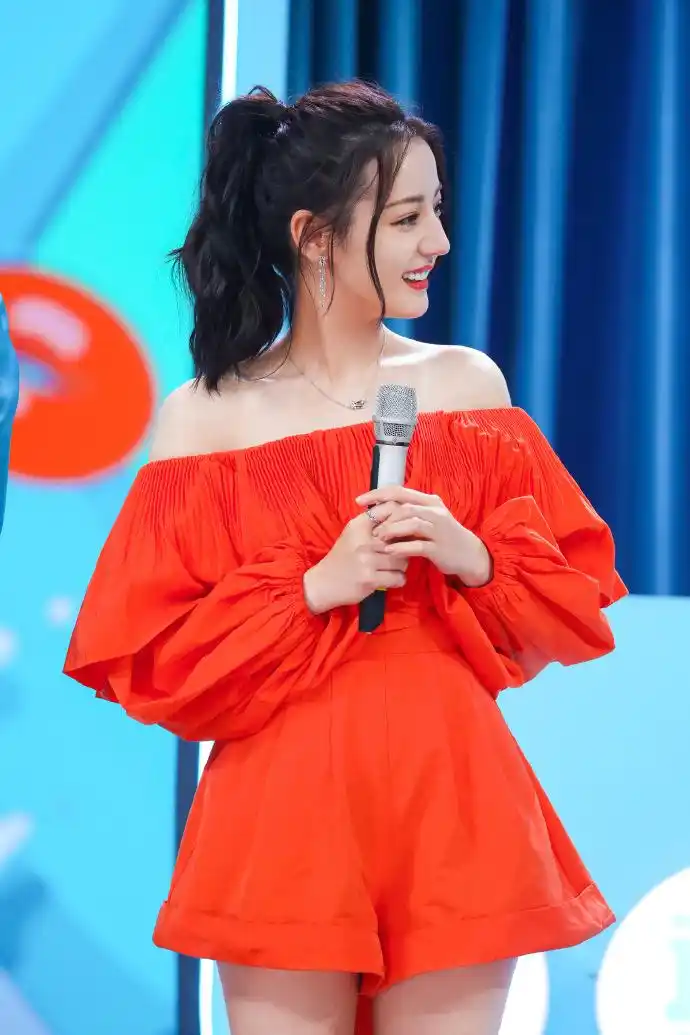 迪丽热巴新闻200607迪丽热巴快乐大本营美图公开迷人的外表下藏了一个