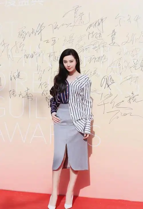 就服范冰冰的胆量穿肉色裙还要外搭条雨衣侧身像是能看到臀