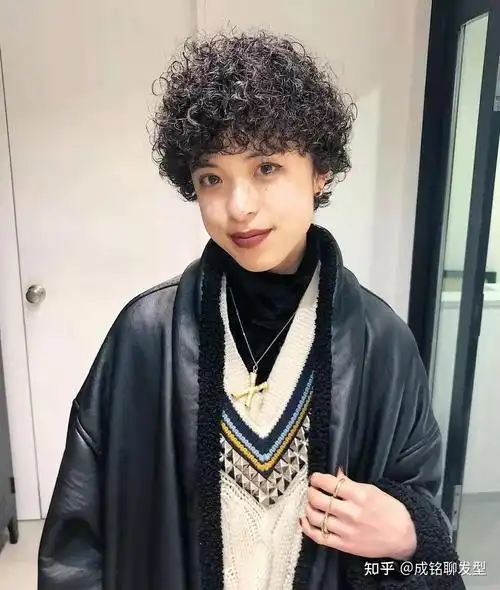 烫发时卷发的杠子越小,烫出来的蓬松感越强.