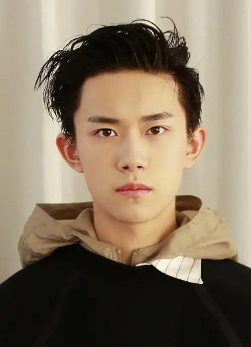 易烊千玺三庭五眼比例好,其实很适合露额头的,特帅.