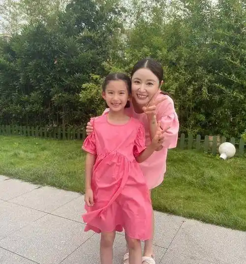 林心如一家3口日本海边旅游,6岁小海豚气质出众,霍建华变瘦变帅_女儿