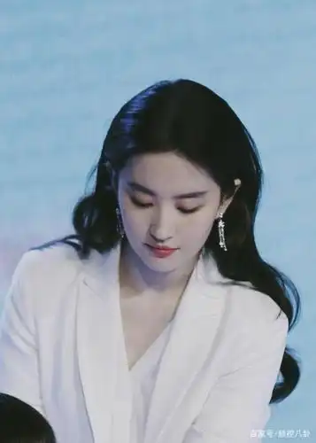 刘亦菲,霸道女总裁风也很美的女人!