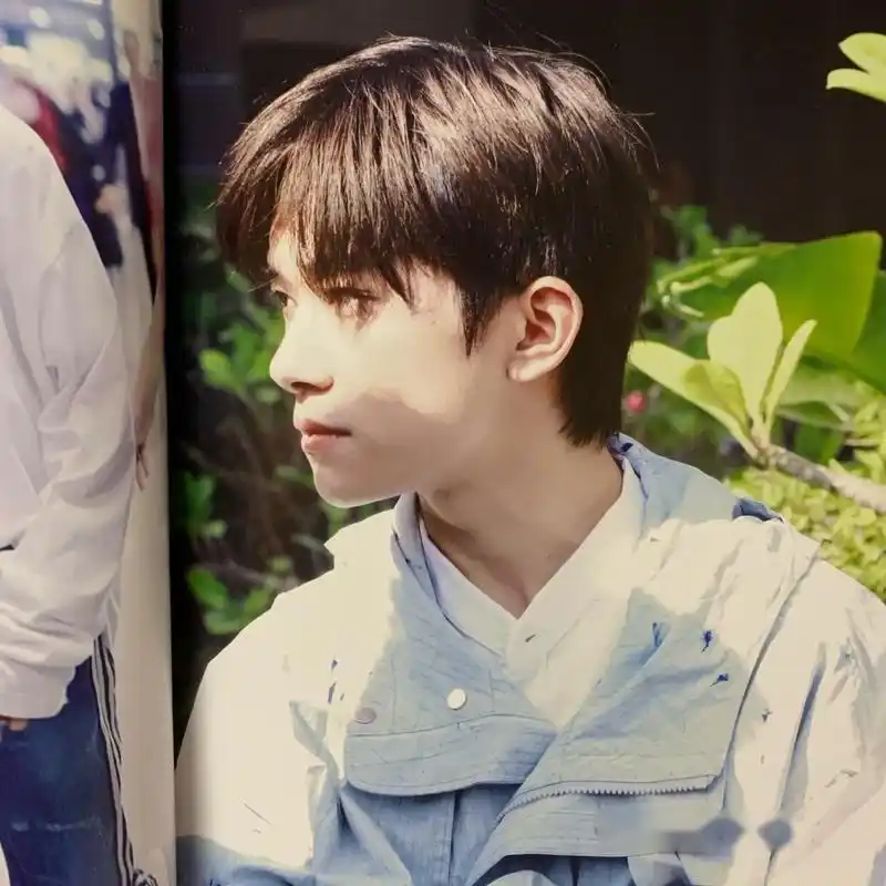 易烊千玺##易烊千玺怼脸侧颜照#来自易烊千玺的侧脸杀,五官太优粤了