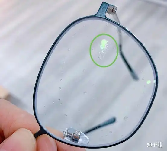 新配的眼镜,哈气雾显slx150,是依视路镜片吗,反光是反的绿光?