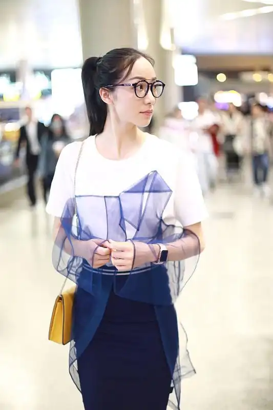 韩雪扎着减龄的马尾发型,侧颜依然美的出众