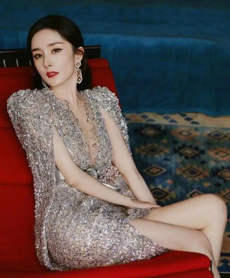 星闻#  深v珠片刺绣长裙,格外华丽动人! 杨幂的气质依旧不减.