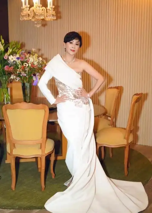 刘嘉玲年龄越大气质越好穿斜肩礼服雍容华贵年过半百也是女神