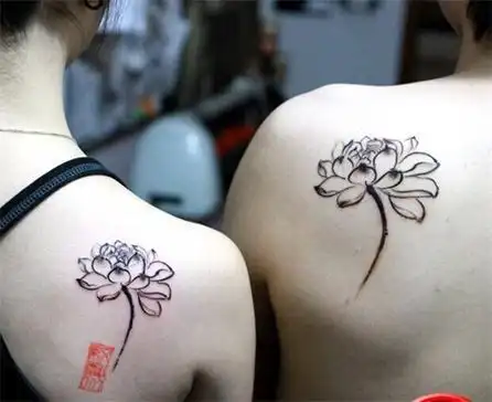 他们在肩部刻画爱的印记情侣纹身