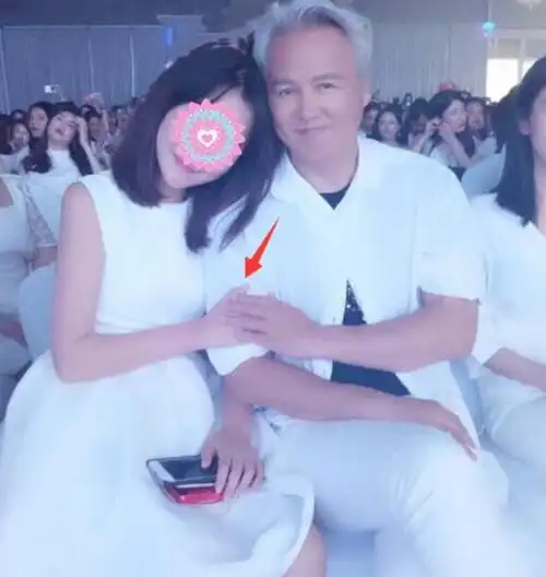 林瑞阳与女代理合照惹争议贴脸拥抱还坐大腿网友吐槽老不正经