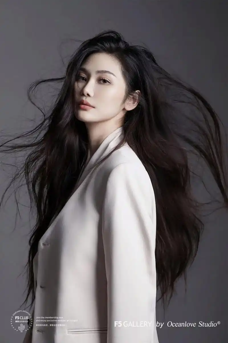 飘逸头发体现轻柔感  白色西服质 - 抖音