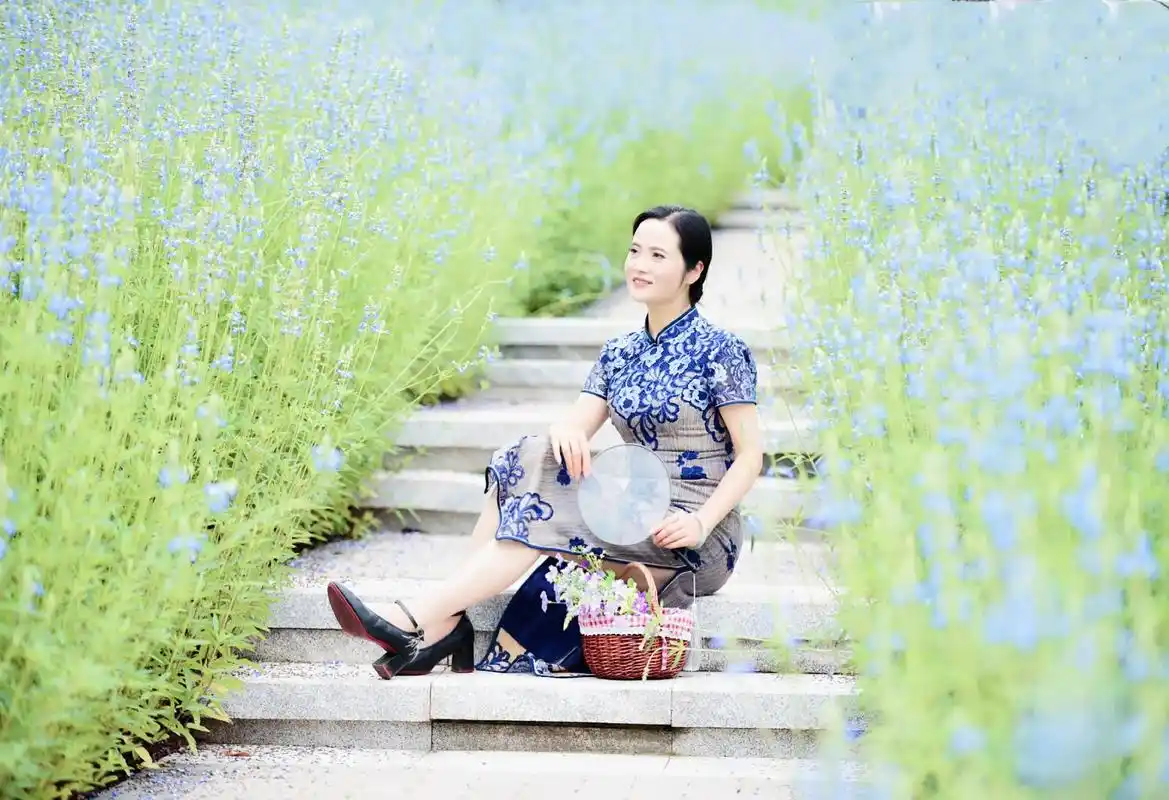 遇见雁江抖是美#旗袍雅致衬娇容,蓝底白花雅韵生.东方佳丽多 - 抖音