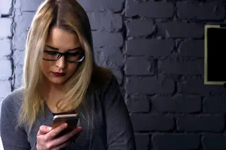 吃饭看手机视频图片