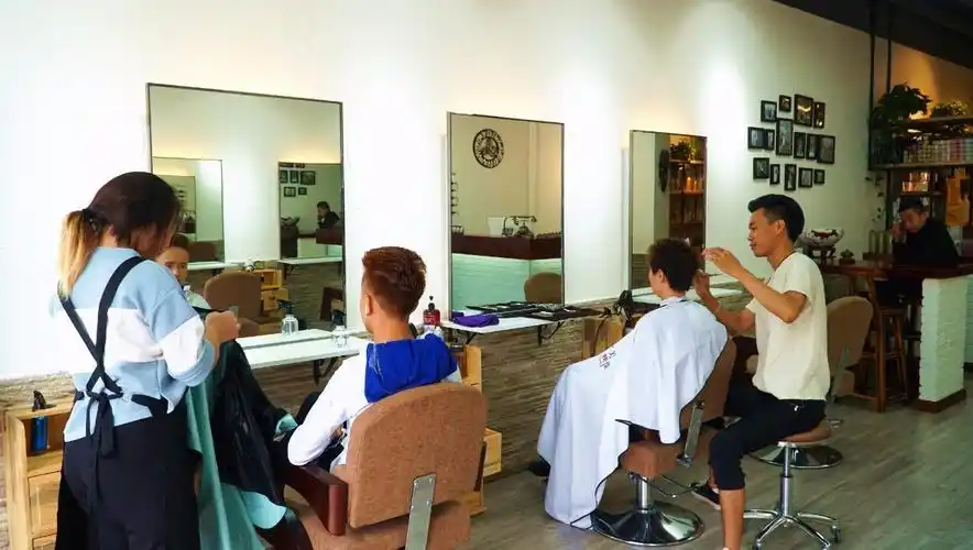 这家理发店暗藏"特殊服务",但生意火爆的真正原因是