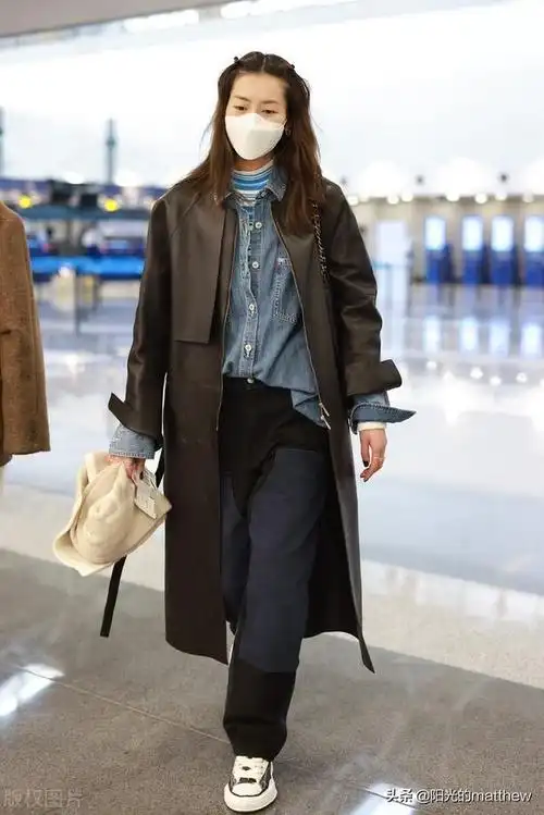 街拍刘雯黑色皮风衣牛仔衬衫拼接牛仔裤时髦叠穿