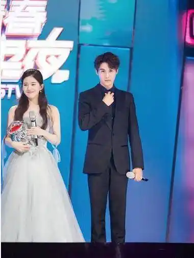 赵露思长相乖巧甜美神似花千骨,赵丽颖危险了_郑业成_黑色_白色