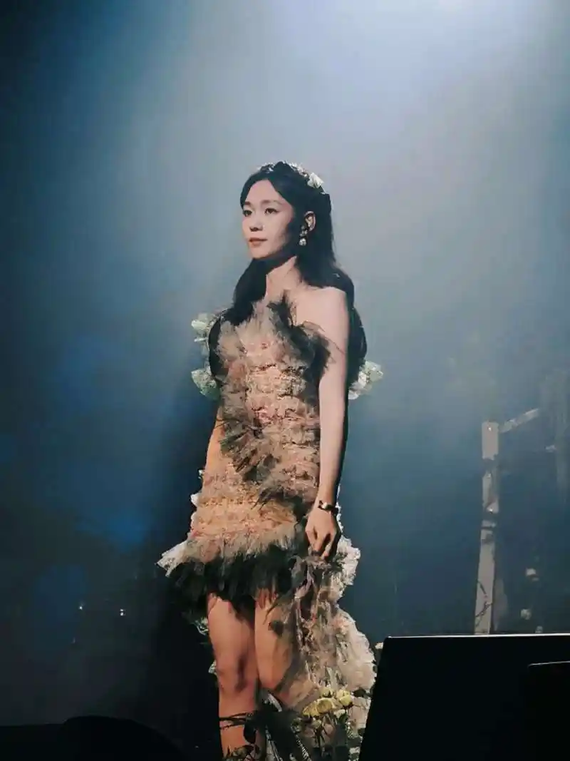 火箭少女101 #撞 谁听到大娟清唱且边唱边跳的《撞》啦～#演出现场