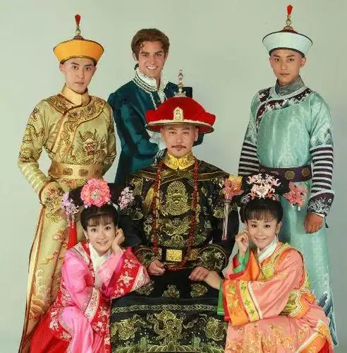 新版《还珠格格》剧照(资料图)据中国之声《新闻纵横》报道,13年前的