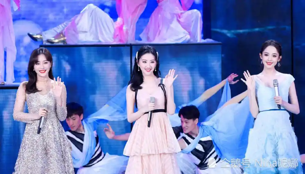 娜扎景甜秦岚元宵晚会同框比美,谁年轻谁仙美谁嫩,一看就知道