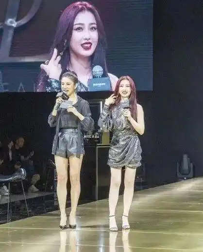 虞书欣鞠婧祎同框一个被嘲腿粗一个被嘲网红脸