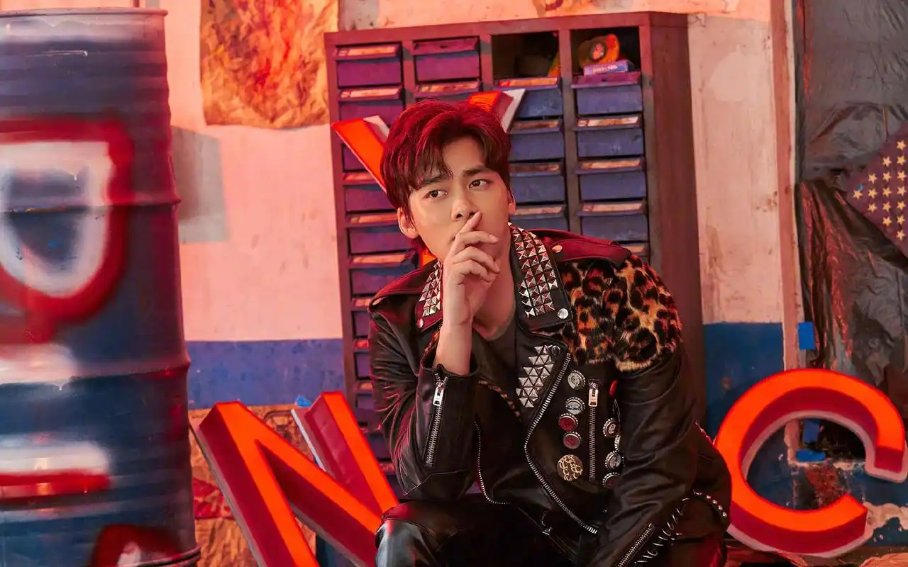 李易峰印花衬衫时尚写真桌面壁纸