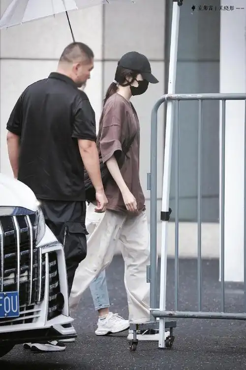 关晓彤超话#关晓彤王牌对王牌#上班92好喜欢这么穿鞋哦00@关晓彤