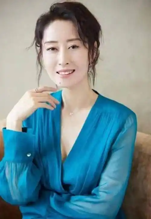 婚礼结束后刘敏涛搬进了常乐的豪宅,开启了外人羡慕的阔太太的生活.