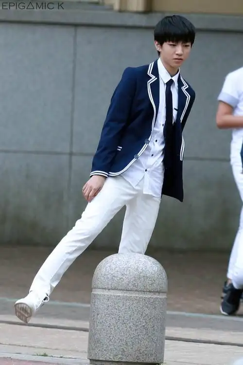 王俊凯这个宠爱mv的图片,穿下面图片这个衣服的,正面照,或者全身照