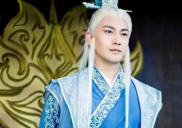 张智尧也参演了这部剧,饰演了女主雁回的师父凌霄,白发造型梦回紫胤