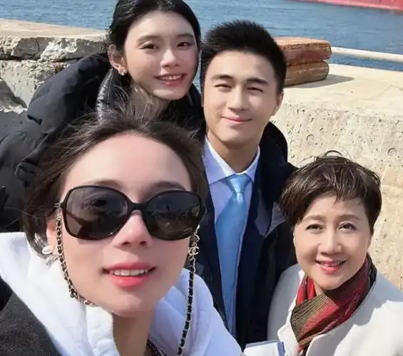 奚梦瑶和四太合影站c位,4年地位实现"飞升",妥妥打脸了郭碧婷