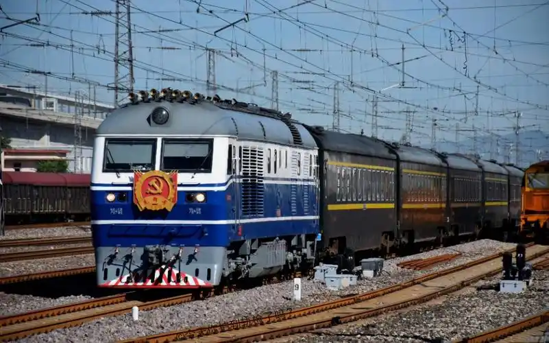 df11-0128(先锋号)担当0z51次本务通过