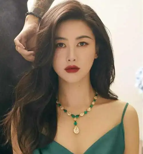 霸占全球最美面孔8年的朱珠,微胖但穿衣得体,艳而不俗,太迷人