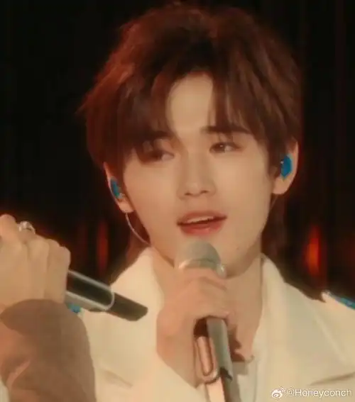 宋亚轩第一次一个人领奖#    这种暖暖的色调也会别有一番风味,眼睛