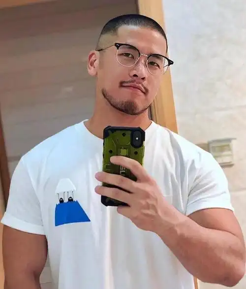 寸头肌肉络腮胡,这位"名媛一哥"太有型,在线分享肌肉型男秘诀