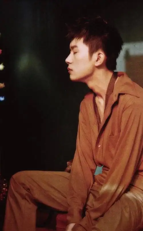 喉结可以有多撩人#品一品易烊千玺的名品锁骨 致命喉结!