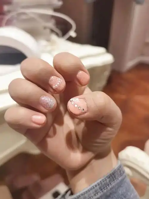 超适合夏天的粉色指甲