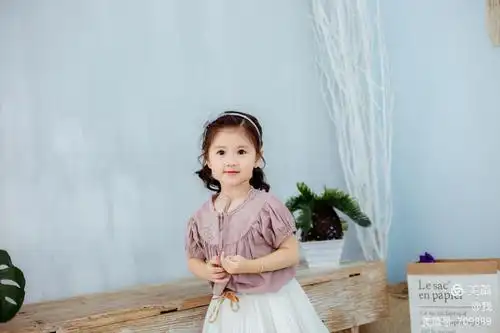 三岁的小女孩玲珑剔透!