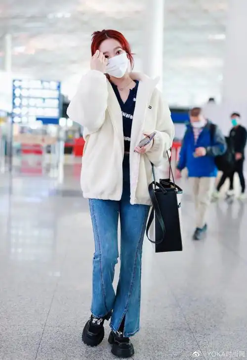 张紫宁百分百开麦#@张紫宁zining机场照释出,白色软糯外套搭配牛仔裤