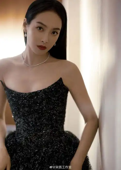 119宋茜身着gretelzhautecouture2021springcouture黑色抹胸礼服出席