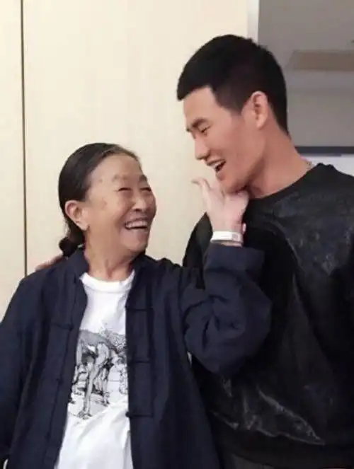 老戏骨张少华近况曝光身体消瘦支撑走路让人心疼