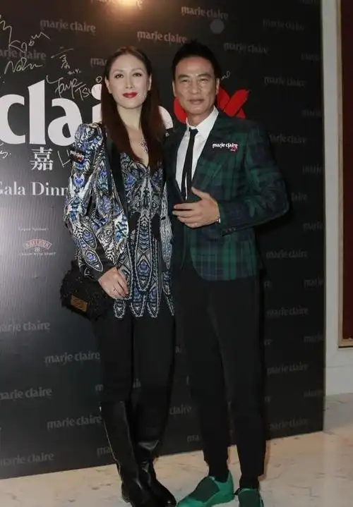 任达华妻子富贵大气穿印花套装优雅干练模特气质没咋变