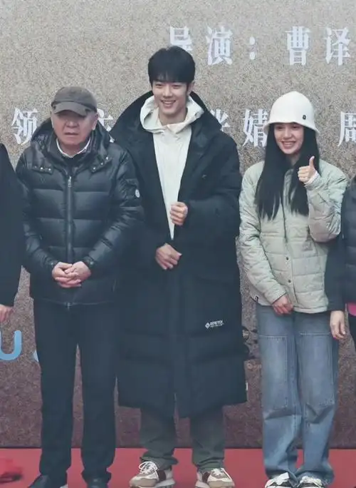 肖战张婧仪现身藏海传开机郑晓龙强大的班底引人期待