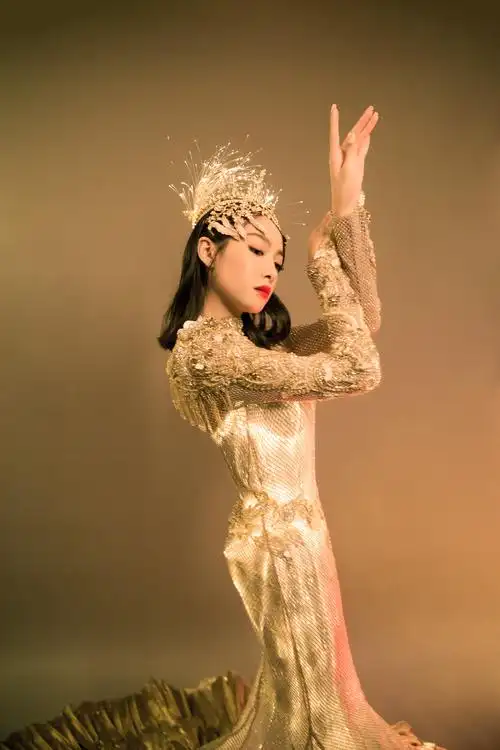 金鹰女神宋茜压轴亮相13届金鹰节开幕式 身披金光羽衣从天而降