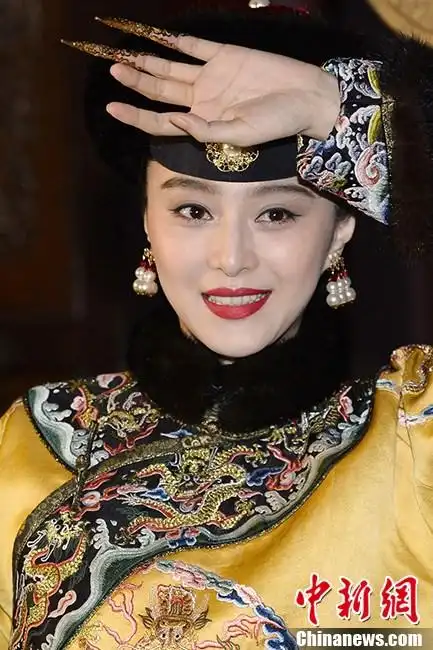 范冰冰龙袍造型首度曝光当年小丫鬟逆袭成皇后