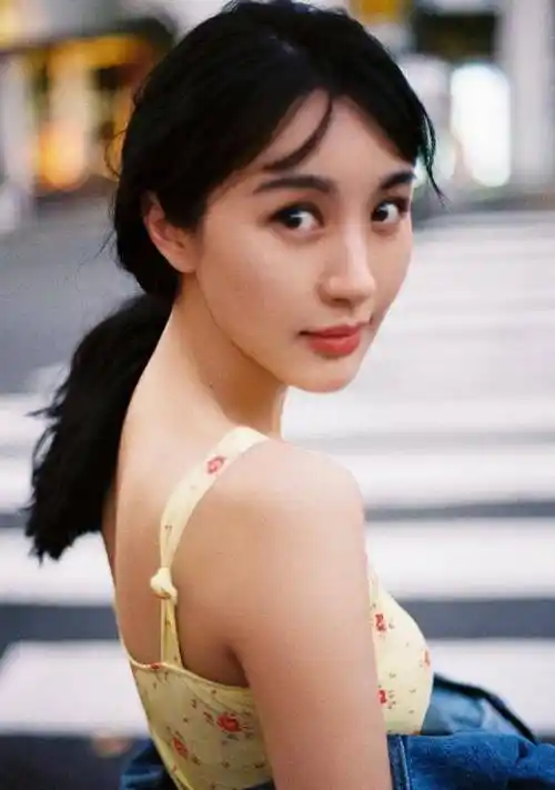 黄晓明前任李菲儿近照,面部肿胀嘴巴很奇怪,网友:完全认不出!