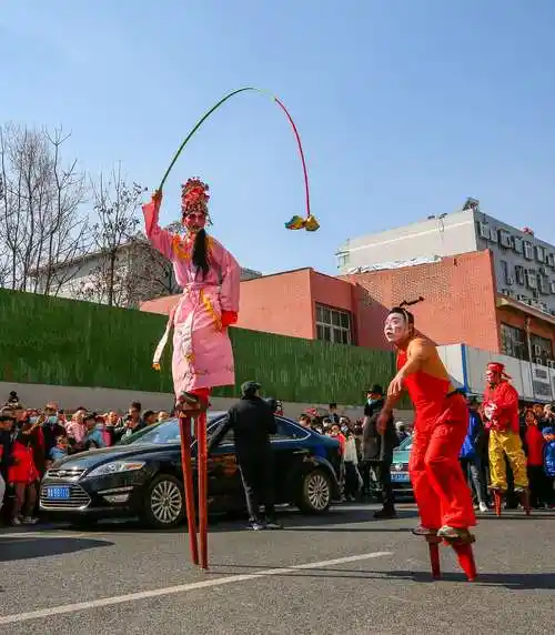 春节习俗踩高跷