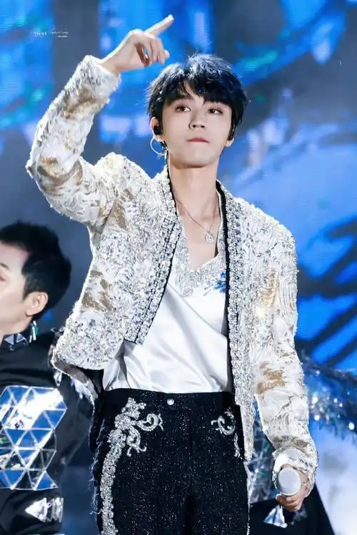 了##王俊凯下期玩乐队了#王俊凯盒子的猫弹琴了,是懂我们想看什么的