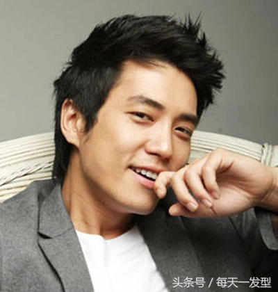 方脸适合的发型男(方脸最流行的发型男生)